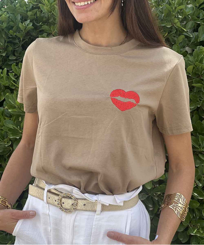 Tee-shirt beige bouche forme coeur rouge