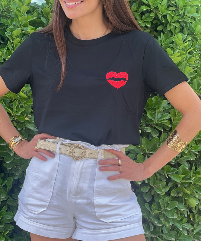 Tee-shirt noir bouche forme coeur rouge