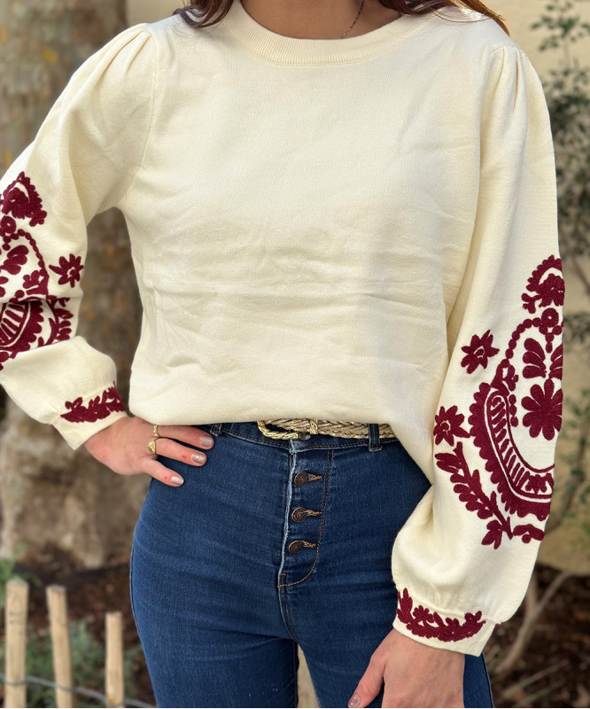 Pull beige et broderies bordeaux