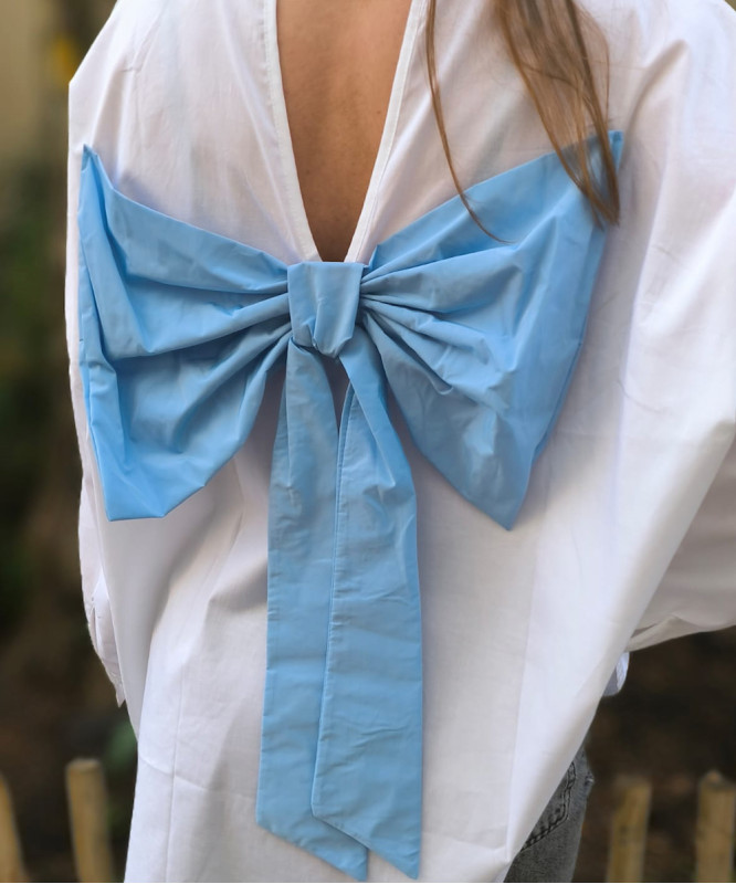 Chemise blanche en coton gros noeud bleu dans le dos